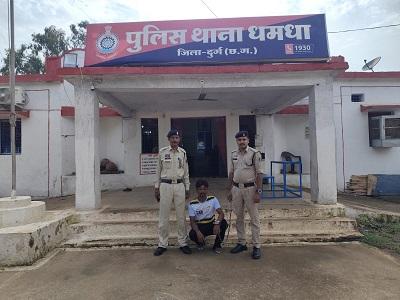 पत्नी मजदूरी करने गई तो भड़का शराबी पति, गुस्से में घर में लगा दी आग; सामान जलकर खाक, धमधा पुलिस ने किया गिरफ्तार