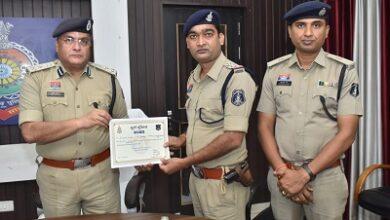 ऑनलाइन पुलिसिंग एवं विवेचना में उत्कृष्ट कार्य करने वाले थाना प्रभारियों एवं विवेचकों को प्रशस्ति पत्र देकर किया गया सम्मानित