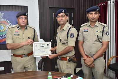 ऑनलाइन पुलिसिंग एवं विवेचना में उत्कृष्ट कार्य करने वाले थाना प्रभारियों एवं विवेचकों को प्रशस्ति पत्र देकर किया गया सम्मानित
