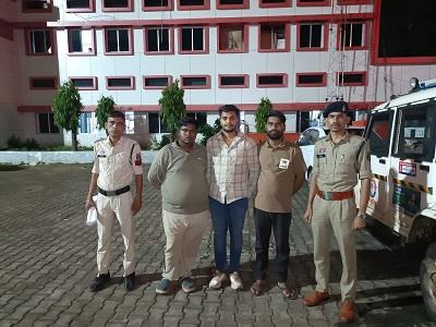 चंद घंटों में चोरी के दो मामलों का खुलासा, तीन आरोपी गिरफ्तार; सोने के जेवरात सहित करीब 8 लाख रुपये की मशरूका बरामद