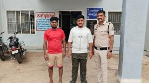 सेल्फ ड्राइव वाहन के दुर्घटनाग्रस्त होने पर दो लाख रुपये की मांग कर युवकों को जबरन ले जाकर मारपीट करने वाले दो आरोपी गिरफ्तार...