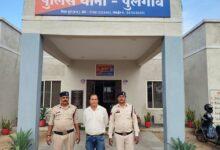 पुलगांव चौक में विवाद के बाद युवक को कार से पीछे से ठोकर मारकर काफी दूर तक घसीटने वाले आरोपी को पुलगांव पुलिस ने किया गिरफ्तार