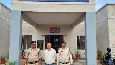 पुलगांव चौक में विवाद के बाद युवक को कार से पीछे से ठोकर मारकर काफी दूर तक घसीटने वाले आरोपी को पुलगांव पुलिस ने किया गिरफ्तार 10 पुलगांव चौक में विवाद के बाद युवक को कार से पीछे से ठोकर मारकर काफी दूर तक घसीटने वाले आरोपी को पुलगांव पुलिस ने किया गिरफ्तार