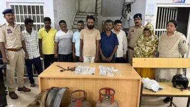 बंद मकानों को बनाते थे निशाना, वैशाली नगर पुलिस ने चोर गिरोह का किया पर्दाफाश; 5 आरोपी गिरफ्तार... 1 बंद मकानों को बनाते थे निशाना, वैशाली नगर पुलिस ने चोर गिरोह का किया पर्दाफाश; 5 आरोपी गिरफ्तार...