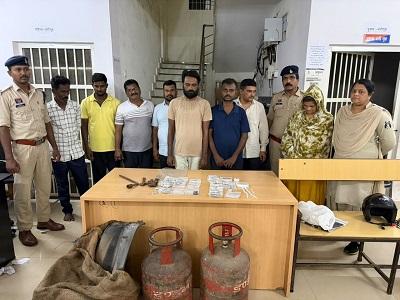 बंद मकानों को बनाते थे निशाना, वैशाली नगर पुलिस ने चोर गिरोह का किया पर्दाफाश; 5 आरोपी गिरफ्तार... 1 बंद मकानों को बनाते थे निशाना, वैशाली नगर पुलिस ने चोर गिरोह का किया पर्दाफाश; 5 आरोपी गिरफ्तार...