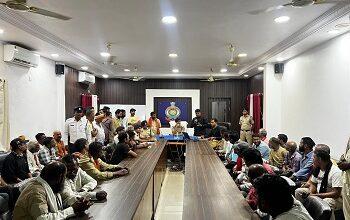 पुलिस नियंत्रण कक्ष में ऑटो एवं ई-रिक्शा चालकों के रजिस्ट्रेशन एवं QR कोड जारी करने की प्रक्रिया का डेमो दिया गया...