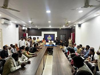 पुलिस नियंत्रण कक्ष में ऑटो एवं ई-रिक्शा चालकों के रजिस्ट्रेशन एवं QR कोड जारी करने की प्रक्रिया का डेमो दिया गया... 1 पुलिस नियंत्रण कक्ष में ऑटो एवं ई-रिक्शा चालकों के रजिस्ट्रेशन एवं QR कोड जारी करने की प्रक्रिया का डेमो दिया गया...
