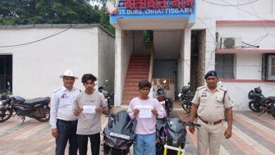 Durg Traffic News: सेंट्रल एवेन्यू पर बाइक से स्टंट करना पड़ा भारी, 2 बाइक जब्त; बिना लाइसेंस युवकों पर ₹12 हजार का चालान