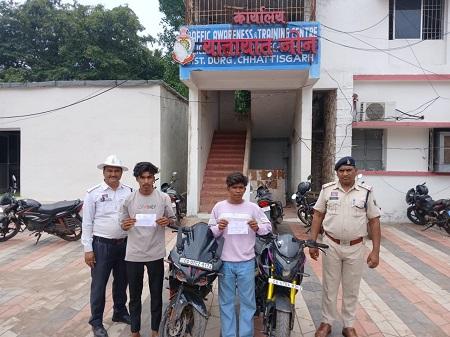 Durg Traffic News: सेंट्रल एवेन्यू पर बाइक से स्टंट करना पड़ा भारी, 2 बाइक जब्त; बिना लाइसेंस युवकों पर ₹12 हजार का चालान 1 Durg Traffic News: सेंट्रल एवेन्यू पर बाइक से स्टंट करना पड़ा भारी, 2 बाइक जब्त; बिना लाइसेंस युवकों पर ₹12 हजार का चालान