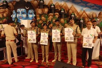 शिवमहापुराण कथा में पंडित प्रदीप मिश्रा ने दिया ‘साइबर क्राइम से आज़ादी’ का संदेश, श्रद्धालुओं से "साइबर जागृति अभियान" से जुड़ने की अपील...