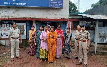 शिवमहापुराण कथा स्थल पर संदिग्ध रूप से घूम रही 07 महिलाओं के विरुद्ध प्रतिबंधात्मक कार्यवाही, सुरक्षा व्यवस्था के तहत पुलिस ने की पूछताछ...
