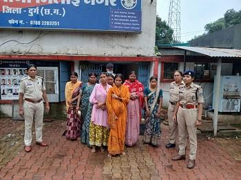 शिवमहापुराण कथा स्थल पर संदिग्ध रूप से घूम रही 07 महिलाओं के विरुद्ध प्रतिबंधात्मक कार्यवाही, सुरक्षा व्यवस्था के तहत पुलिस ने की पूछताछ...