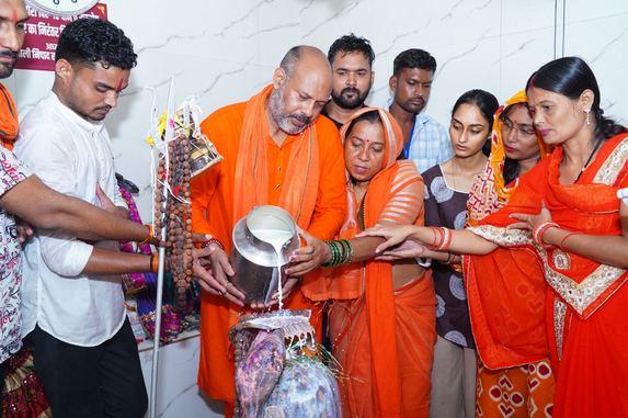 बरसते पानी में नहीं रुके शिवभक्तों के कदम, जितेन्द्र वर्मा के नेतृत्व में निकली भव्य कांवर यात्रा...