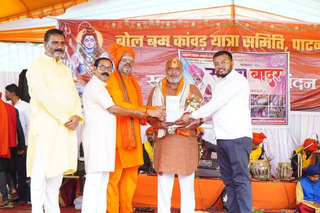 बरसते पानी में नहीं रुके शिवभक्तों के कदम, जितेन्द्र वर्मा के नेतृत्व में निकली भव्य कांवर यात्रा...