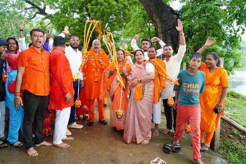 बरसते पानी में नहीं रुके शिवभक्तों के कदम, जितेन्द्र वर्मा के नेतृत्व में निकली भव्य कांवर यात्रा...