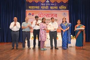 ठेका कर्मियों के मेधावी बच्चों को मिला ‘प्रोत्साहन’, 180 विद्यार्थियों को ₹13.80 लाख के पुरस्कार... 12 ठेका कर्मियों के मेधावी बच्चों को मिला ‘प्रोत्साहन’, 180 विद्यार्थियों को ₹13.80 लाख के पुरस्कार...