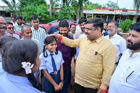 पेंड्रावन के छात्रों से मिले शिक्षा मंत्री, X पर सेल्फी साझा कर कहा—“बच्चे हमारा भविष्य हैं”...