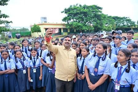 पेंड्रावन के छात्रों से मिले शिक्षा मंत्री, X पर सेल्फी साझा कर कहा—“बच्चे हमारा भविष्य हैं”...
