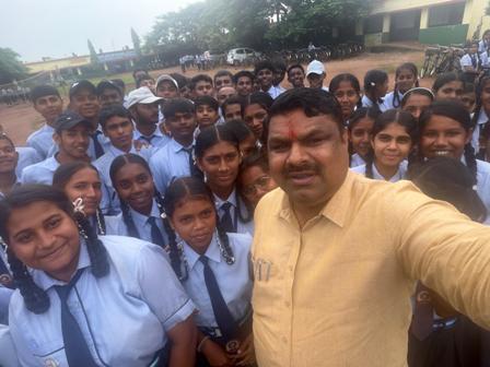 पेंड्रावन के छात्रों से मिले शिक्षा मंत्री, X पर सेल्फी साझा कर कहा—“बच्चे हमारा भविष्य हैं”...
