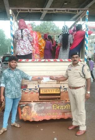 मालवाहक वाहनों में सवारी बैठाने वालों पर शिकंजा, कुम्हारी-दुर्ग में 10 वाहनों पर कार्रवाई...