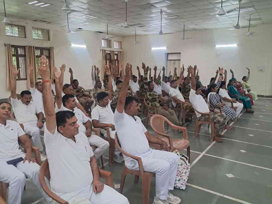 मन स्थिर हो तो कठिन परिस्थितियां भी हार जाएंगी: ब्रह्माकुमार सूरज भाई... 15 मन स्थिर हो तो कठिन परिस्थितियां भी हार जाएंगी: ब्रह्माकुमार सूरज भाई...