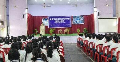 सेक्टर-10 स्कूल में साइबर सुरक्षा का पाठ, 400 विद्यार्थियों को ऑनलाइन ठगी से बचाव के बताए तरीके...