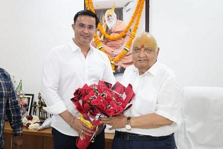 I.P. मिश्रा के जन्मदिन पर खास मुलाकात, इंद्रजीत सिंह छोटू ने दी हार्दिक शुभकामनाएं