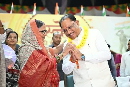 विशेष लेख : महतारी के आशीष से, राखी के विश्वास से मुख्यमंत्री के नेतृत्व में महिलाओं के सम्मान, स्वावलंबन और आर्थिक सशक्तिकरण की दिशा में निरंतर पहल... 7 विशेष लेख : महतारी के आशीष से, राखी के विश्वास से मुख्यमंत्री के नेतृत्व में महिलाओं के सम्मान, स्वावलंबन और आर्थिक सशक्तिकरण की दिशा में निरंतर पहल...