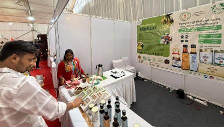 विशेष लेख : जंगल की महक से बाजार की पहचान तक पहुंचा महुआ...