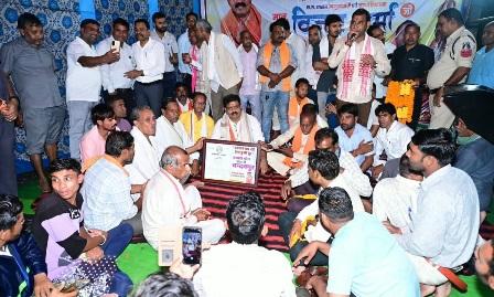 वर्षों पुरानी मांग हुई पूरी, राजपत्र लेकर गांव पहुंचे उप मुख्यमंत्री श्री विजय शर्मा, चंदनपुर को मिली नई पहचान... 4 वर्षों पुरानी मांग हुई पूरी, राजपत्र लेकर गांव पहुंचे उप मुख्यमंत्री श्री विजय शर्मा, चंदनपुर को मिली नई पहचान...