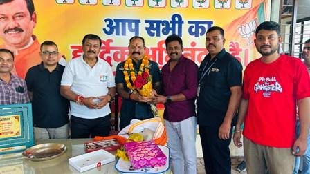 18 साल की सेवा के बाद सुरक्षा अधिकारी गोविंद दीक्षित सेवानिवृत्त, सांसद कार्यालय में हुआ भावुक विदाई समारोह...