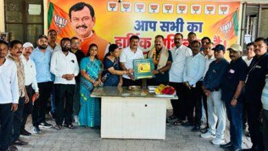 18 साल की सेवा के बाद सुरक्षा अधिकारी गोविंद दीक्षित सेवानिवृत्त, सांसद कार्यालय में हुआ भावुक विदाई समारोह...