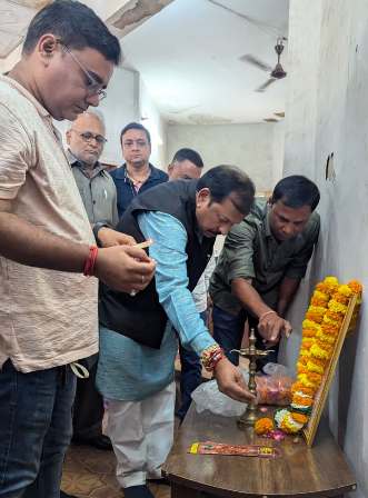 तीन साल के कार्यकाल का रिपोर्ट कार्ड लेकर पत्रकारों के बीच पहुंचे विजय बघेल, विकास कार्यों पर की चर्चा... 11 तीन साल के कार्यकाल का रिपोर्ट कार्ड लेकर पत्रकारों के बीच पहुंचे विजय बघेल, विकास कार्यों पर की चर्चा...