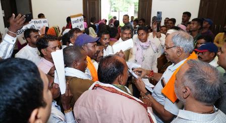 घोतिमटोला में पंचायत भवन को लेकर ग्रामीणों का मोर्चा, सांसद बृजमोहन अग्रवाल से निष्पक्ष जांच की गुहार...
