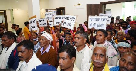 घोतिमटोला में पंचायत भवन को लेकर ग्रामीणों का मोर्चा, सांसद बृजमोहन अग्रवाल से निष्पक्ष जांच की गुहार...