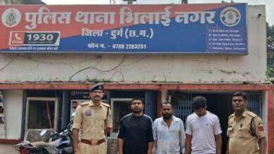 32 बंगला चौक पर पुलिस की दबिश, अवैध पिस्टल और कारतूस के साथ तीन गिरफ्तार... 22 32 बंगला चौक पर पुलिस की दबिश, अवैध पिस्टल और कारतूस के साथ तीन गिरफ्तार...