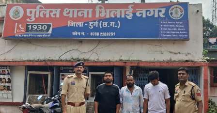 32 बंगला चौक पर पुलिस की दबिश, अवैध पिस्टल और कारतूस के साथ तीन गिरफ्तार 3 32 बंगला चौक पर पुलिस की दबिश, अवैध पिस्टल और कारतूस के साथ तीन गिरफ्तार