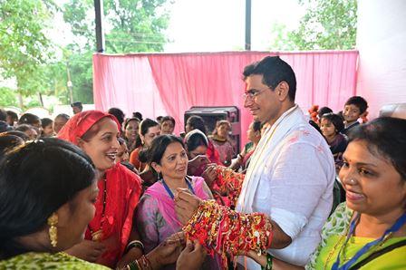 राखियों से सजा विधायक देवेंद्र यादव का रक्षाबंधन, हजारों बहनों ने बांधा भाईचारे का धागा