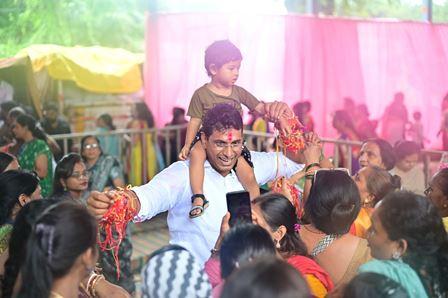 राखियों से सजा विधायक देवेंद्र यादव का रक्षाबंधन, हजारों बहनों ने बांधा भाईचारे का धागा