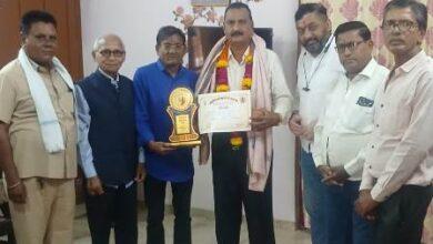 शिक्षक दिवस पर सम्मानित हुए गुरुजन, राष्ट्रीय सर्व ब्राह्मण समाज ने घर पहुंचकर जताया आभार...