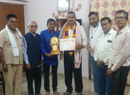 शिक्षक दिवस पर सम्मानित हुए गुरुजन, राष्ट्रीय सर्व ब्राह्मण समाज ने घर पहुंचकर जताया आभार...