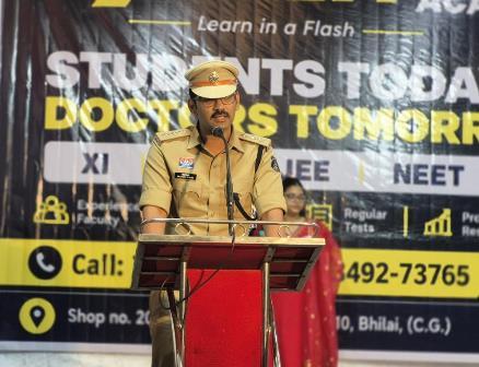 NEET सम्मान समारोह में साइबर ठगी के खिलाफ दुर्ग पुलिस की पाठशाला, डिजिटल अरेस्ट से बचने बताए तरीके...