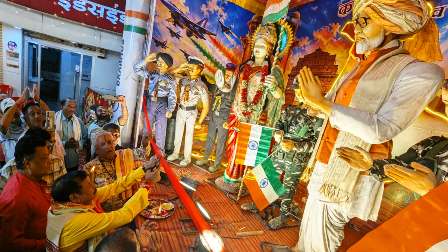 कला मंदिर, गंजपारा में गणपति बप्पा की भव्य स्थापना, भारत माता और वीर जवानों की झांकी ने खींचा सबका ध्यान...
