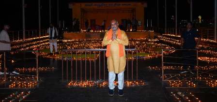 51 हजार दीपों की रोशनी से नहाया रिसाली दशहरा मैदान, जन्मदिवस पर प्रधानमंत्री मोदी के लिए जलाए आशीर्वाद के दीप...
