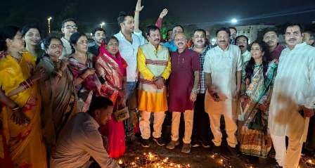 दुर्ग में 1.25 लाख दीपों से रोशन हुआ सेवा संकल्प का मुख्य मंच, शहर से गांव तक दिखी एकजुटता 4 दुर्ग में 1.25 लाख दीपों से रोशन हुआ सेवा संकल्प का मुख्य मंच, शहर से गांव तक दिखी एकजुटता
