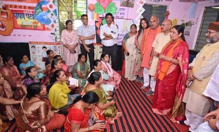 सेवा संकल्प अभियान में आंगनवाड़ी कर्मियों का सम्मान, सावित्री ठाकुर ने कहा—पोषण और देखभाल से मजबूत होगी नई पीढ़ी... 6 सेवा संकल्प अभियान में आंगनवाड़ी कर्मियों का सम्मान, सावित्री ठाकुर ने कहा—पोषण और देखभाल से मजबूत होगी नई पीढ़ी...