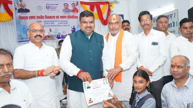 रंगों में दिखा विकसित भारत का सपना, रुआबांधा में बच्चों ने चित्रकला से दिया स्वच्छता और संस्कार का संदेश...