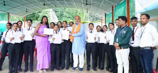 अंजोरा के 21 युवाओं का बेंगलुरु में प्लेसमेंट, विधायक ललित चंद्राकर ने सौंपे ऑफर लेटर...