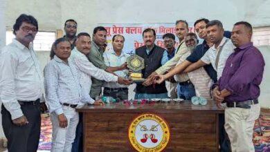 तीन साल के कार्यकाल का रिपोर्ट कार्ड लेकर पत्रकारों के बीच पहुंचे विजय बघेल, विकास कार्यों पर की चर्चा... 4 तीन साल के कार्यकाल का रिपोर्ट कार्ड लेकर पत्रकारों के बीच पहुंचे विजय बघेल, विकास कार्यों पर की चर्चा...