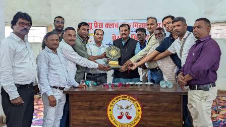 तीन साल के कार्यकाल का रिपोर्ट कार्ड लेकर पत्रकारों के बीच पहुंचे विजय बघेल, विकास कार्यों पर की चर्चा... 9 तीन साल के कार्यकाल का रिपोर्ट कार्ड लेकर पत्रकारों के बीच पहुंचे विजय बघेल, विकास कार्यों पर की चर्चा...